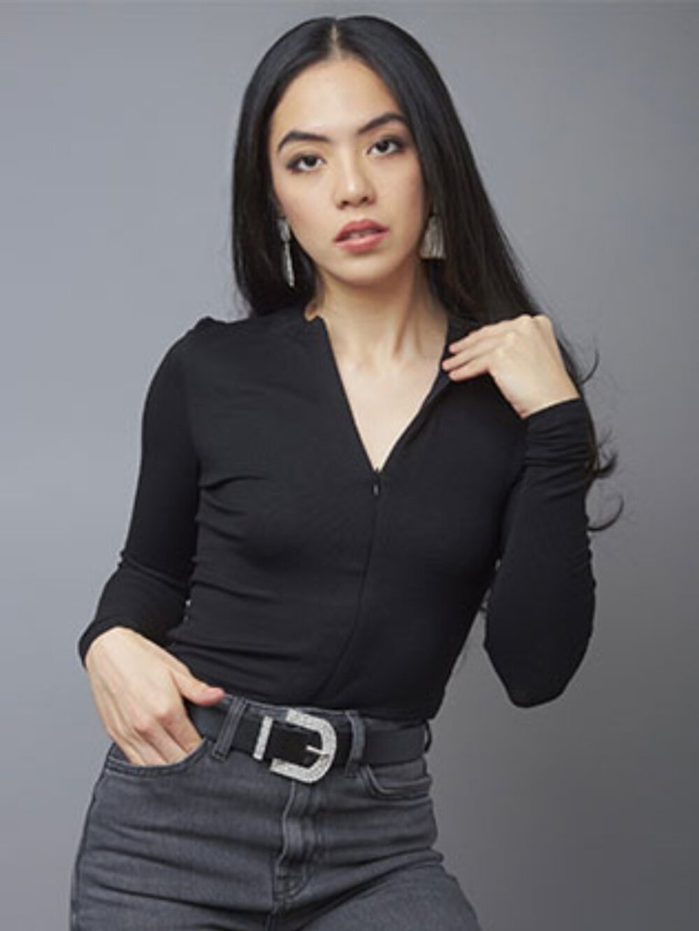 BLACK RIBBED KNIT FRONT ZIPPER FITTED TOP